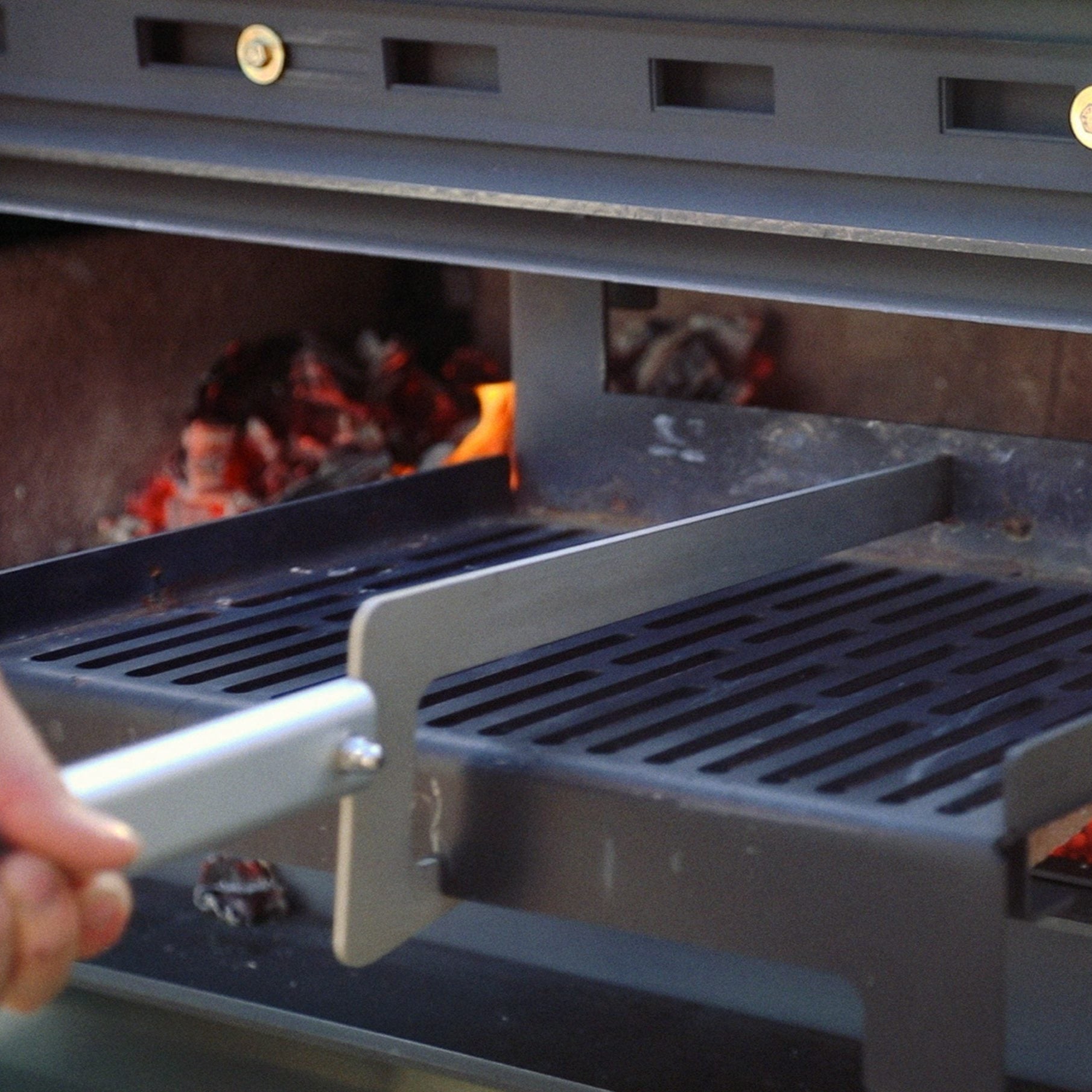 Metro Outdoor 850-P Fire Package – outdoor wood fire with pedestal base